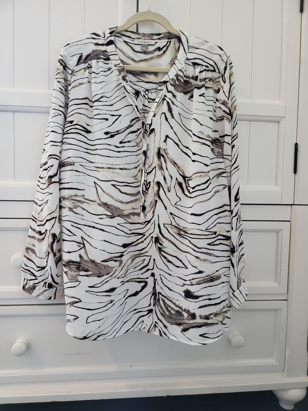 Roz&Ali 2X Grey & White Abstract Stripe Blouse